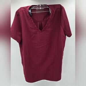 FIGS Casma Three-Pocket Scrub Top Women's Burgundy Technical Collection‎